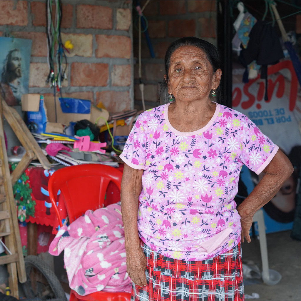 Ecuadorian-woman-receiving-food-09