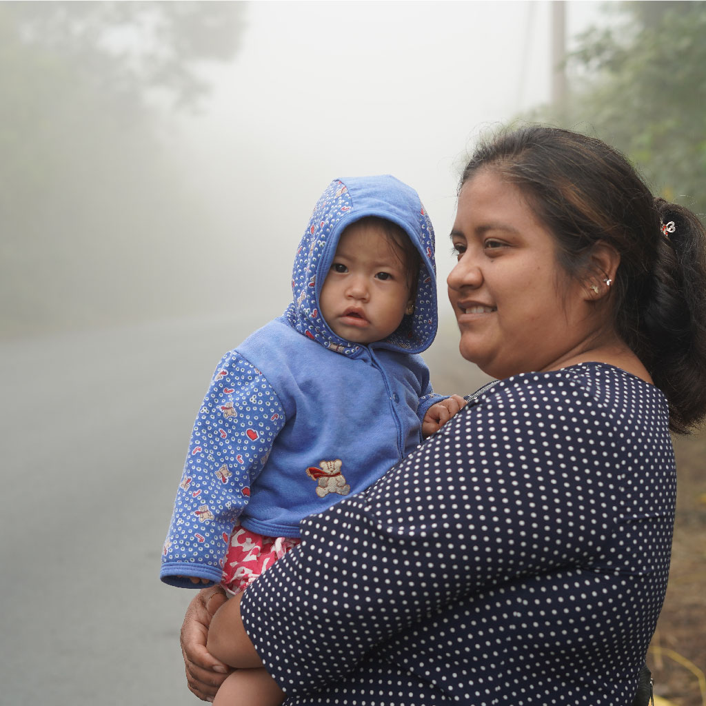 Ecuadorian-woman-receiving-food-10